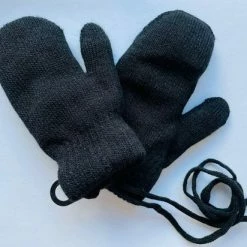 Merkloos Fijngebreide Winter Wantjes Met Koord Zwart Met Voering (3-8 Jaar) - Meisjes Jongens Wanten -Nike winkel 550x412 17