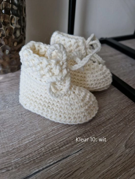 Haaksels&Kralen Babyslofjes - Kleur Wit - Maat 0-3 Maanden - Newborn 3 Haaksels&Kralen Babyslofjes - Kleur Wit - Maat 0-3 Maanden - Newborn